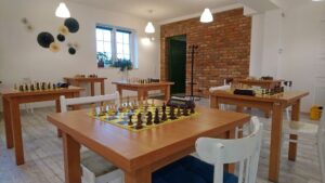 Na zdjęciu sala przygotowana do rozegrania Turnieju szachowego. Na zdjęciu znajdują się stoły z szachownicami oraz zegarami