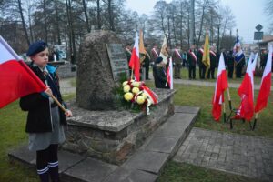 Na zdjęciu widać delegacje z terenu Gminy Lipusz oraz zdjęcie tablicy upamiętniającej ofiary II wojny światowej