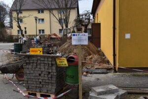 na zdjęciu widać tylną ścianę budynku GOKSiR oraz wykopy.