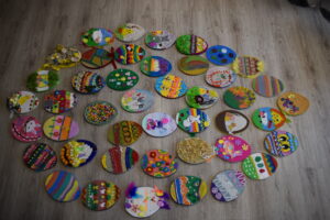 Widać 44 pisanki wielkanocne, zrobione różnymi technikami