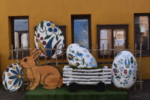 Wielkonocny wysrój przed budynkiem GOKSiR Lipusz, 4 wielkanocne kaszubskie jaja świąteczne, zająca