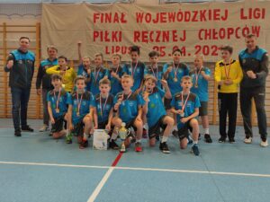 Drużyna UKS Lipusz rocznik 2009, cieszący się ze zwycięstwa w lidze wojewódzkiej