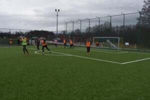 Zawodnicy grający na orliku sportowym w Lipuszu