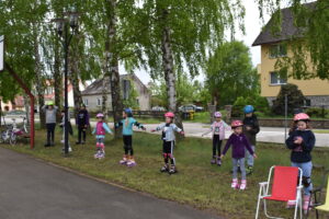 Uczestnicy warsztatów wrotkarsko-rolkarskich