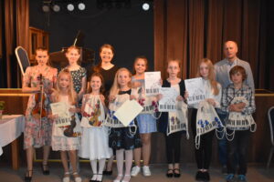 Artyści, którzy grali na instrumentach podczas koncertu w sali widowiskowej GOKSiR w Lipuszu