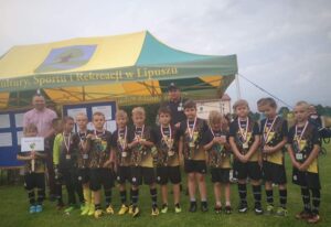 Drużyna Wdy Lipusz rocznik 2012, podczas turnieju, na zdjęciu widać również wójta Gminy Lipusz Mirosława Ebertowskiego