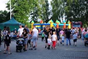 Widać osoby uczestniczące w festynie pn. Przywitanie wakacji pod chmurką