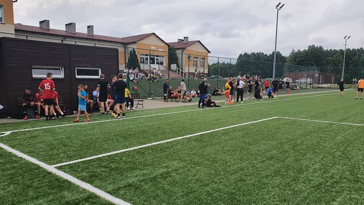Uczestnicy turnieju piłki nożnej z cyklu GP Lipusza 2021, patrzący na toczące się spotkanie