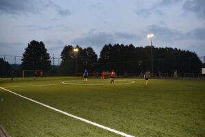 Zawodnicy grający w piłkę nożną w turnieju piłki nożnej z cyklu GP Lipusza 2021