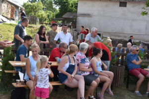 Widać osoby uczestniczące w festynie sołeckim Sołectwa Lipuska Huta