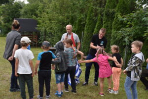 Widać osoby uczestniczące w festynie sołecki w Szklanej Hucie