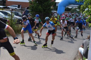 Uczestnicy półmaratonu wrotkarsko-rolkarskiego o puchar Wójta Gminy Lipusz w Tuszkowach