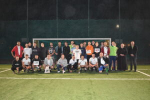 Zdjęcie grupowe zawodników uczestniczących w turniejach piłki nożnej z cyklu GP Lipusza 2021, na zdjęciu również wójt Gminy Lipusz Mirosław Ebertowski oraz ks. prałat Jan Ostrowski