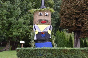 Postać ułożona z beli na Dożynkach