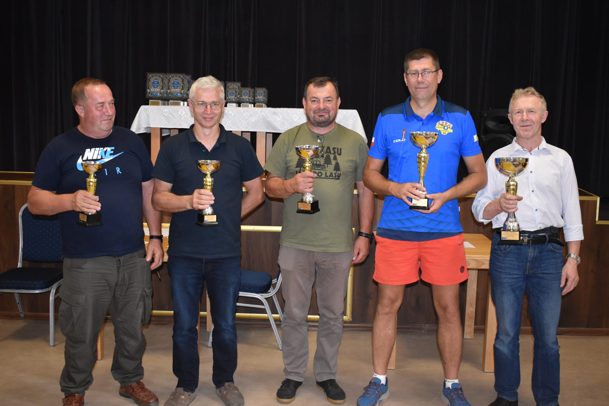 Zawodnicy nagrodzeni podczas rywalizacji w Grand Prix Powiatu Kościerskiego w Skacie Sportowym