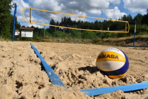 Widać piłkę w tle boisko do siatkówki plażowej