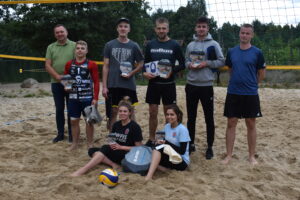 Zawodnicy nagrodzeni na turnieju siatkówki plażowej z cyklu GP Lipusza 2021