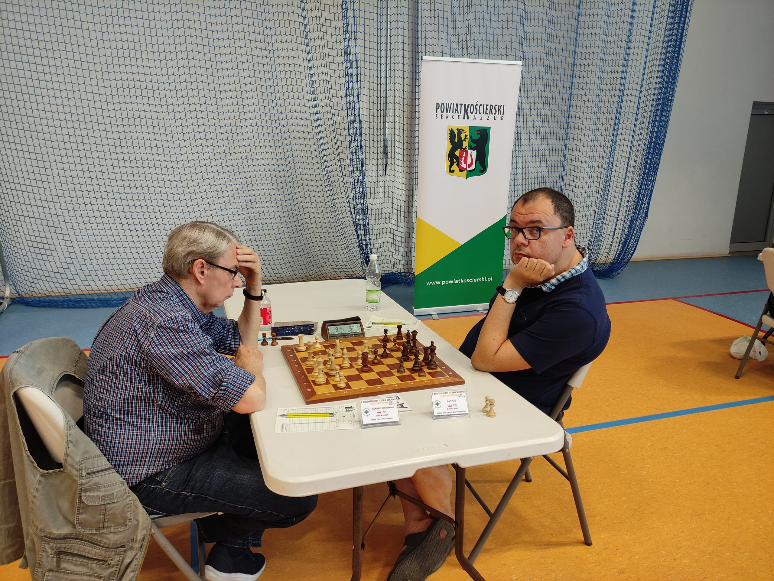 Arcymistrz szachowy Włodzimierz Szmidt grający w szachy z przeciwnikiem podczas II Międzynarodowego festiwalu Kasszebe Open