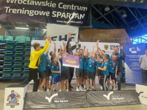 Drużyna UKS Lipusz rocznik 2009 w niebieskich koszulkach wraz z trenerem Robertem Klasą- zwycięzca turnieju we Wrocławiu