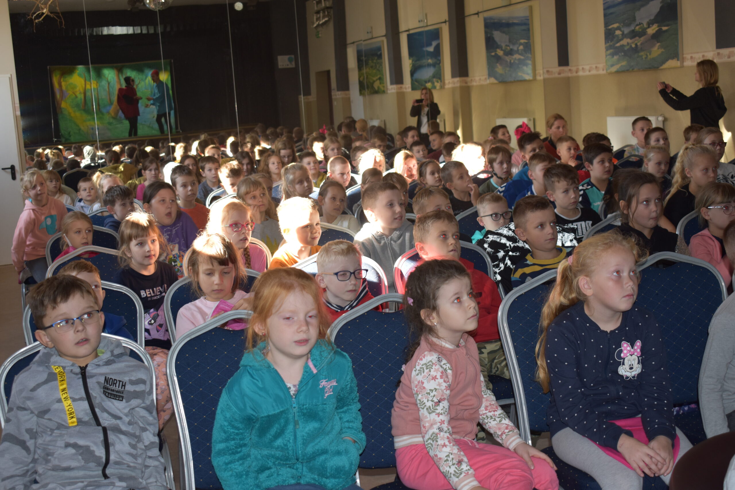 Dzieci oglądające teatrzyk w sali widowiskowej GOKSiR w Lipuszu