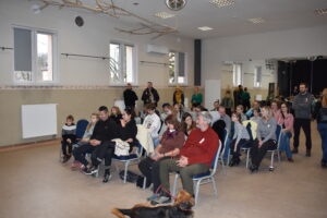 Zdjęcie uczestników I Rajdu Niepodległości podczas wręczania nagród w sali widowiskowej GOKSiR w Lipuszu