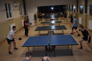 Zdjęcie zawodników grających w turnieju tenisa stołowego