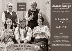 Plakat zachęcający do udziału w przedstawieniu, jest czarno-biały, po lewej stronie jest zdjęcie aktorów, po prawej tytuł przedstawienia, autorzy, data, godzina i obsada
