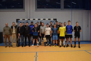 Zdjęcie uczestników Świąteczno-Noworocznego Turnieju piłki noznej w hali sportowej ZS w Lipuszu