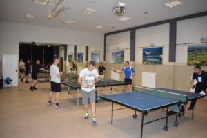 Widać 6 tenisistów stołowych rywalizujących w turnieju tenisa stołowego z cyklu GP Lipusza 2021/2022