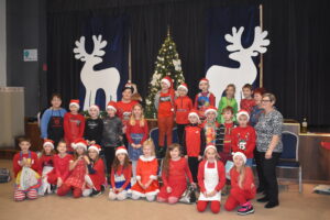 Zdjęcie dzieci po warsztatach pieczenia pierników