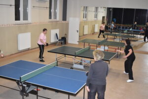 Panie grające w tenisa stołowego podczas turnieju