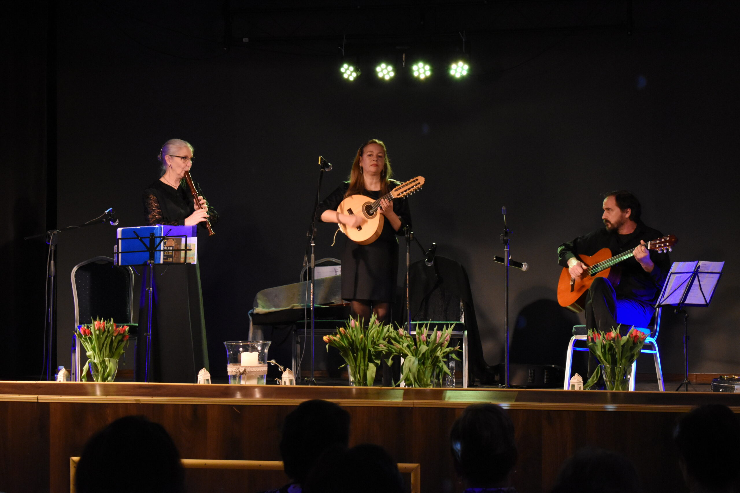 Trzy osoby grające na instrumentach