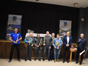 Zawodnicy stojący z nagrodami w GOKSiR Lipusz, po turnieju skata sportowego