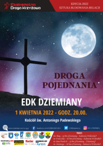 Plakat zachęcający do udziału w ekstremalnej drodze krzyżowej, tłem jest zdjęcie krzyża na tle nocnego nieba, u góry jest logo i hasło tej edycji, na dole jest nazwa wydarzenia, godzina, miejsce, data wydarzenia, a najniżej są patroni wydarzenia i trasy