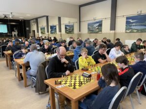 Zdjęcie zawodników grających w szachy podczas turnieju szachowego