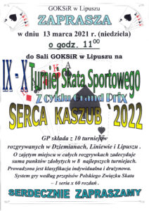 Plakat zapraszający na turniej skata sportowego, tło jest białe i zawiera karty do gry, u góry jest tekst zapraszający, data, miejsce i godzina wydarzenia, na środku jest tytuł wydarzenia, na dole informacje