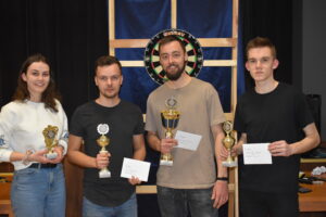 Zawodnicy stojący z nagrodami w GOKSiR Lipusz po turnieju darta