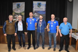 Zawodnicy stojący z nagrodami w GOKSiR Lipusz, po turnieju skata sportowego