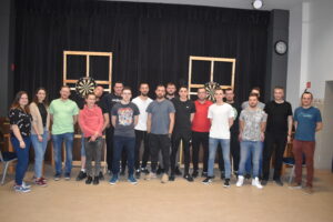 Zawodnicy turnieju darta po skończonym turnieju