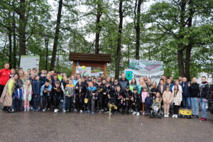 Zawodnicy UKS Lipusz stojący wraz z rodzicami na parkingu po turnieju