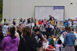 Dzieci pokazujące swoje obrazki na scenie podczas Dnia Dziecka