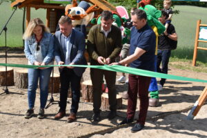 Przecinanie wstęgi przez Wójta Gminy Lipusz na znak otwarcia ścieżki dydaktycznej