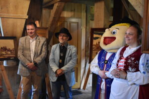 Zdjęcie ludzi podczas wystawy w młynie