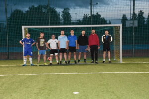 Zdjęcie zawodników w bramce po turnieju piłki nożnej