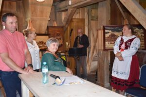 Zdjęcie ludzi obecnych na otwarciu wystawy, w tym Wójt Gminy LIpusz