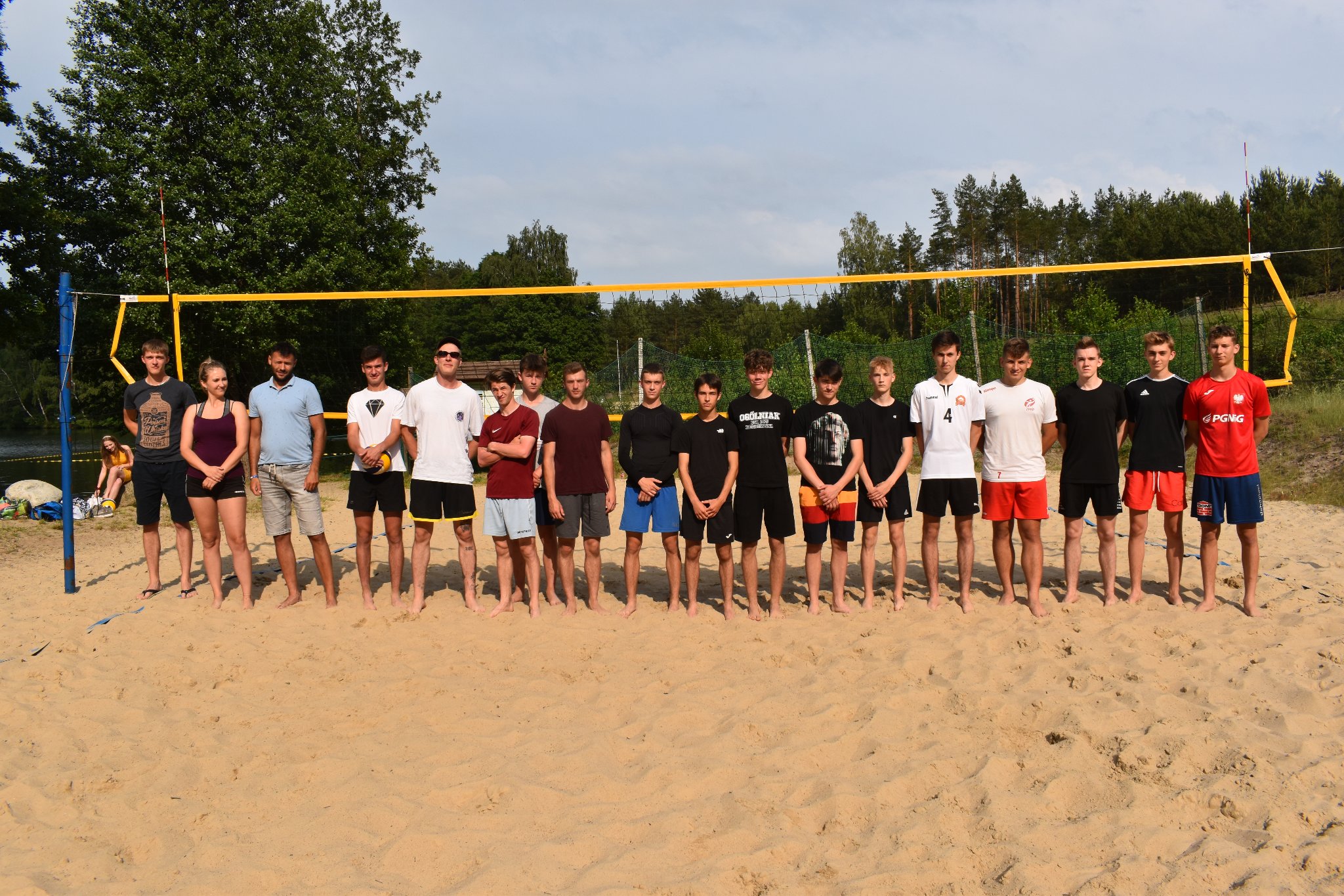 ustawieni zawodnicy turnieju piłki siatkowej plażowej