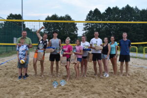 Zdjęcie grupowe zawodników turnieju siatkówki z nagrodami