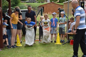 Zdjęcie dzieci uczestniczące w biegu w workach na festynie w Szklanej Hucie
