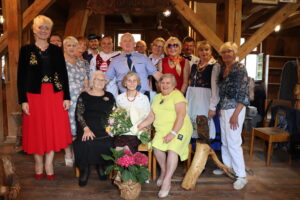 Zdjęcie grupowe ludzi na wernisażu wystawy Grzegorza Szopińskiego