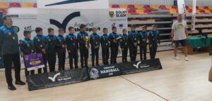 Zdjęcie wygranej drużyny UKS Lipusz po turnieju, z medalami i pucharem